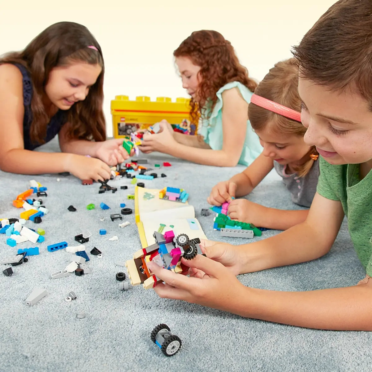 LEGO Classic Medium Creative Brick Box 4-99+ 484Pcs 10696