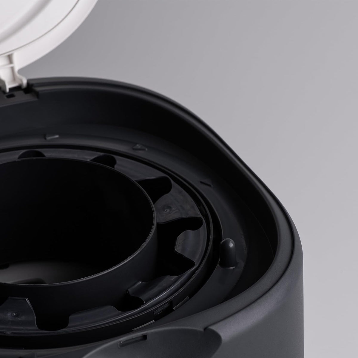 Tommee Tippee Twist and Click Advanced Nappy Disposal Sangenic Tec Bin - White