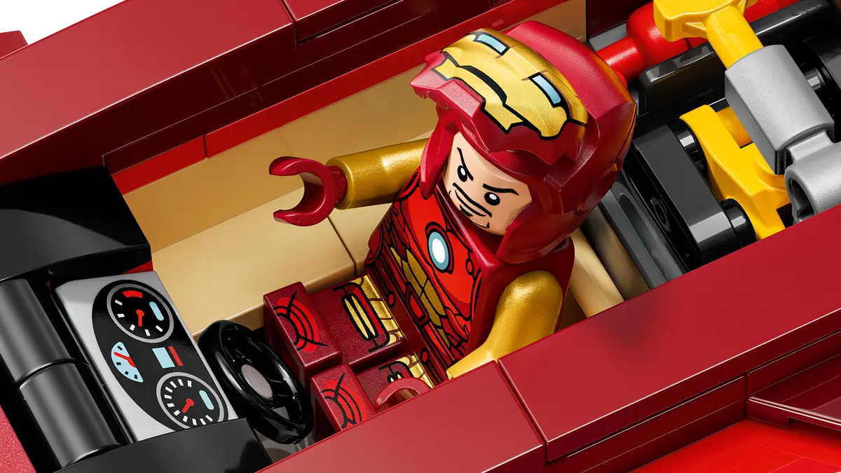 LEGO Marvel Iron Man Car & Black Panther vs. Red Hulk 295 Pieces Multicolour