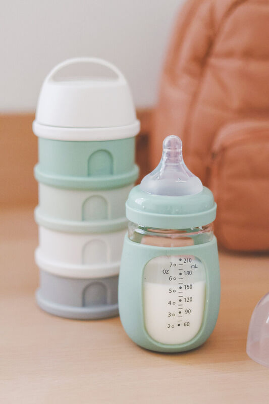 Béaba Formula Milk Container 4 Compartments – Cotton / Sage Green