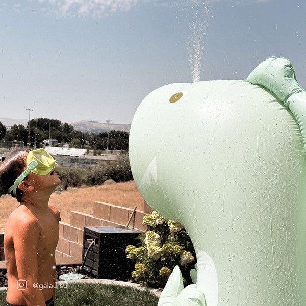 SUNNYLIFE Inflatable Giant Sprinkler Surfing Dino
