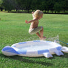 SUNNYLIFE Kids Sprinkler Mat Into the Wild Blue