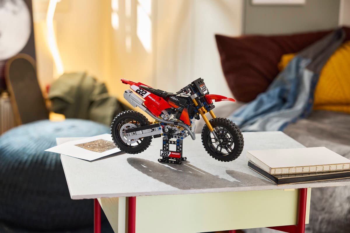 LEGO Technic Ducati Desmo450 MX Factory Motorcycle 457 Pieces 19 × 31 × 11 cm Red