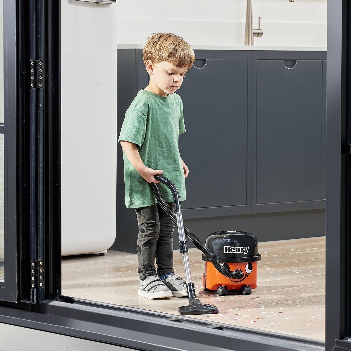Casdon Henry Toy Vacuum Cleaner 22.2 × 21.3 × 22 cm Red & Black