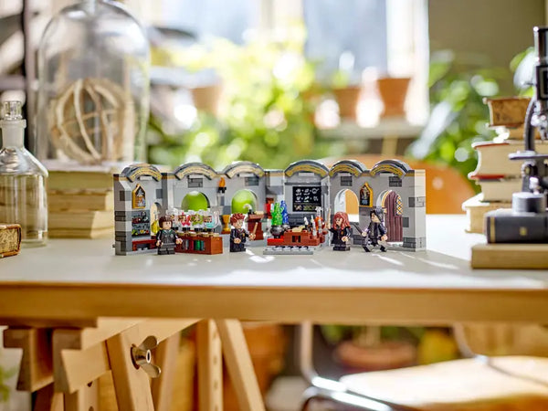 LEGO Harry Potter Hogwarts Castle: Potions Class 8+ 397Pcs 76431